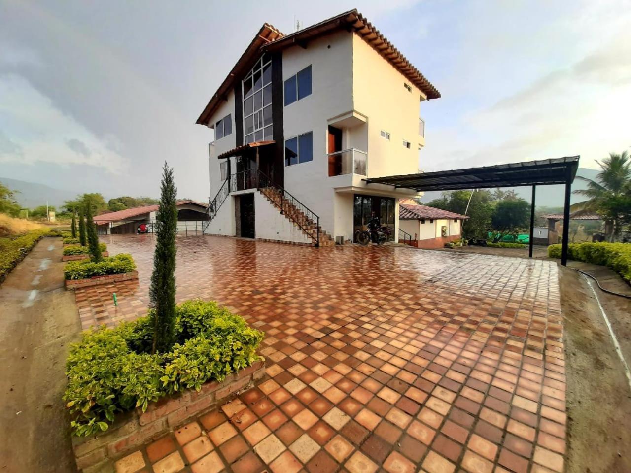 Campestre Puerta Del Sol - *